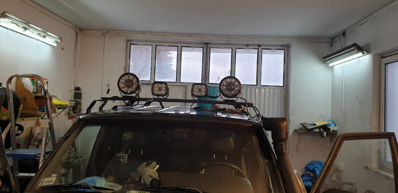 Luzes de condu&ccedil;&atilde;o a laser da estrada parecem