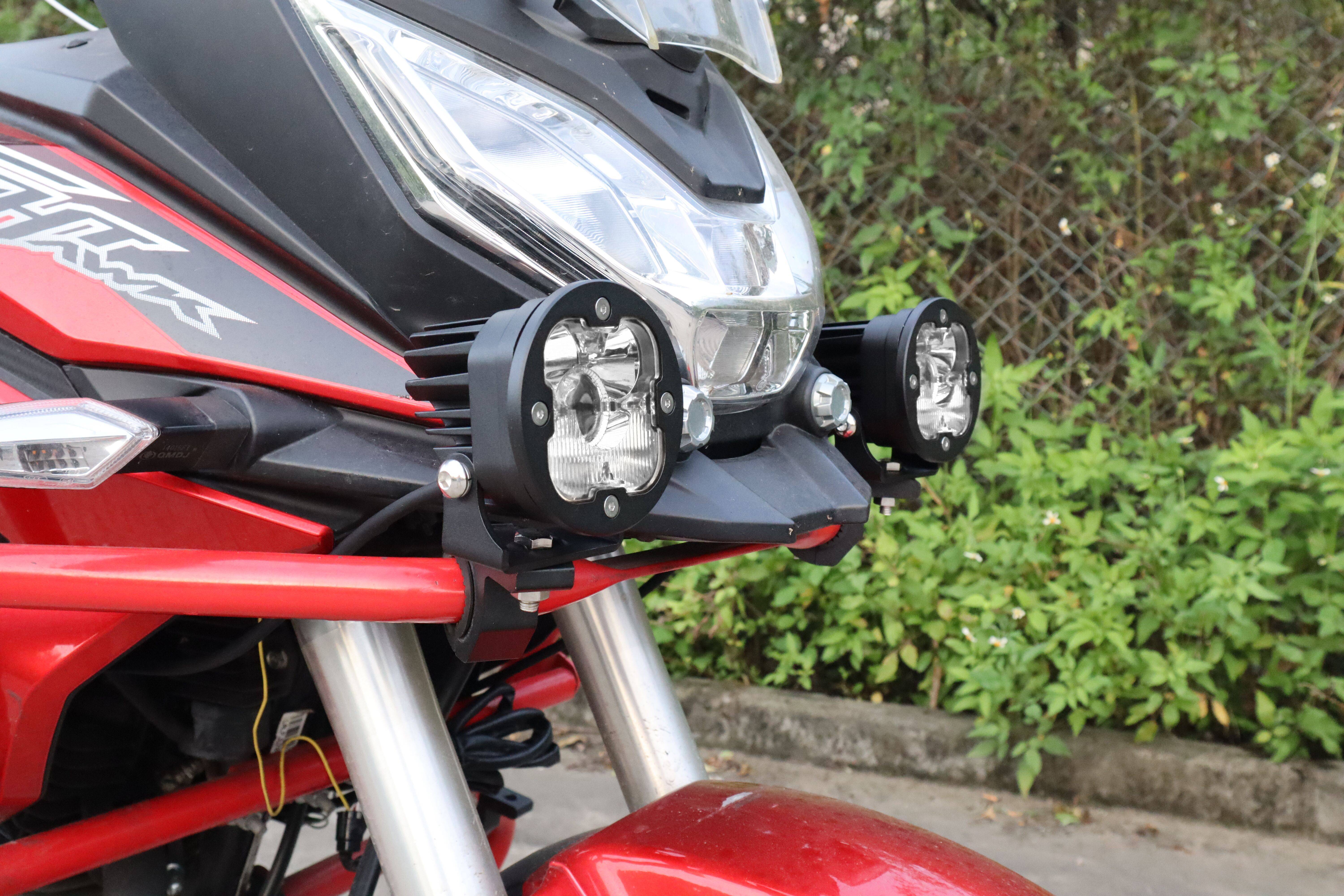 Luzes de condu&ccedil;&atilde;o a laser da estrada na motocicleta